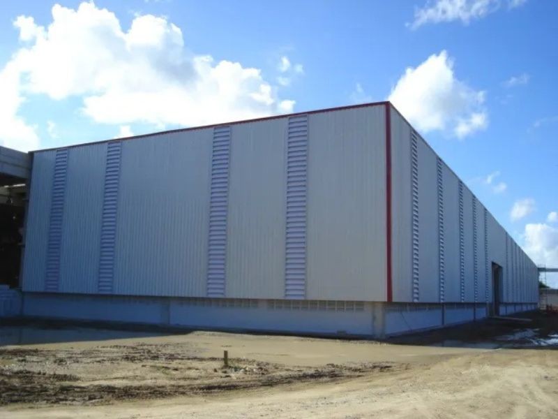 Como as Venezianas Industriais Podem Reduzir sua Conta de Energia em até 40% com Iluminação e Ventilação Integradas