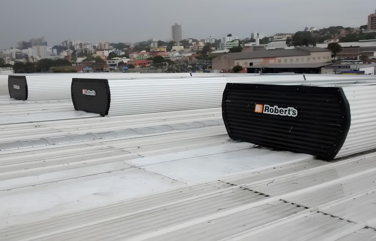 Ventilação Natural ou Forçada? Por que o Lanternim é a Melhor Escolha para Grandes Áreas Industriais